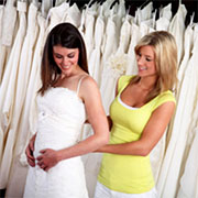 Prova dell'abito da sposa assieme agli accompagantori